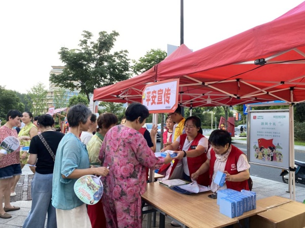 600浙江丽水：邻里集市点亮夏夜 反邪宣传筑牢平安 图片1_副本.jpg